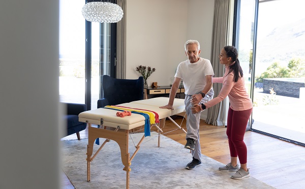 Seduta di riabilitazione domiciliare dopo la protesi d'anca.